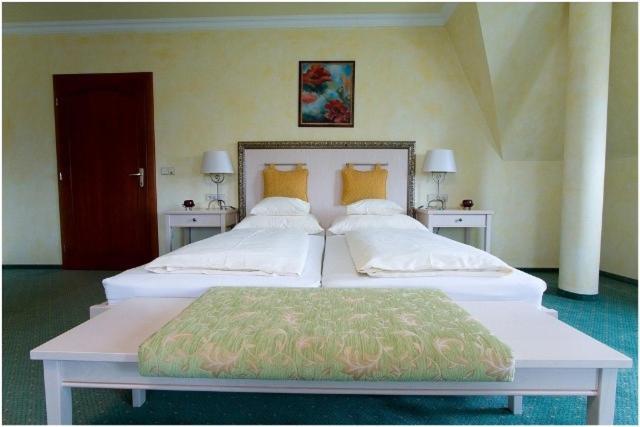Mór Hetkuti Wellness Hotel מראה חיצוני תמונה